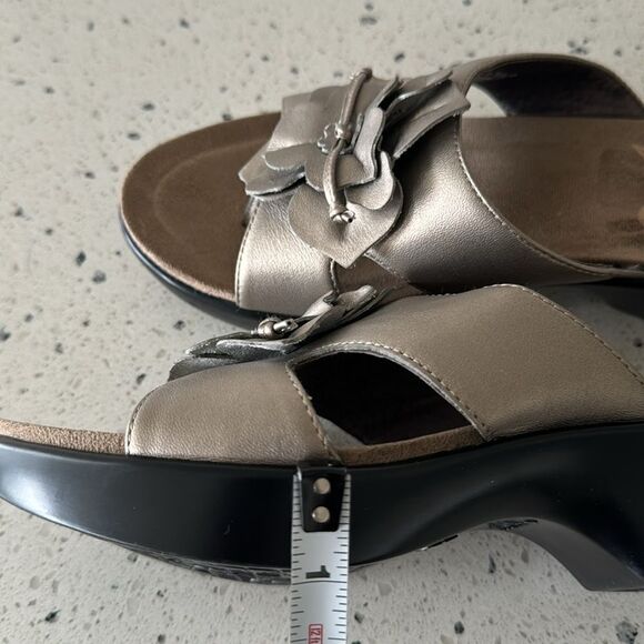 Dansko Women's Pewter Leather Flower Thong Open Toe Comfort Sandal slide Size 38 - Picture 9 of 14